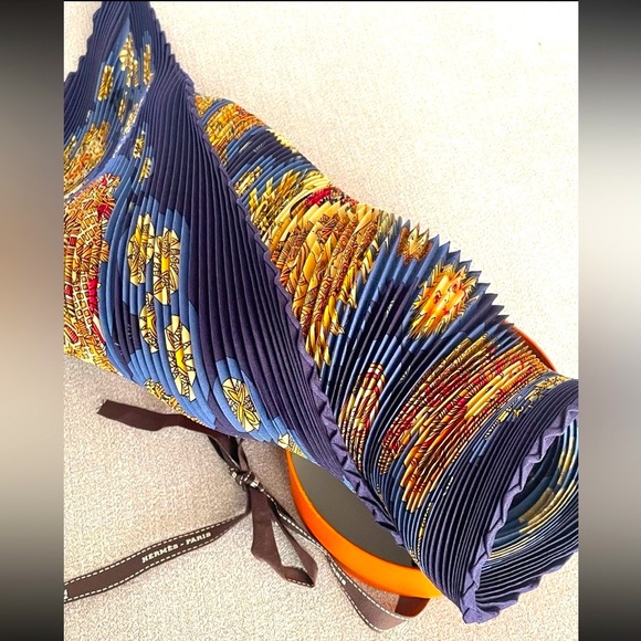 Authentic New HERMES Pleated Scarf - Picture 4 of 11